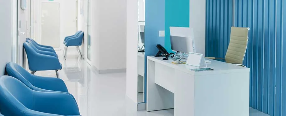 Quem pode contratar o seguro cl&iacute;nica? Na imagem, consult&oacute;rio em alus&atilde;o ao seguro que pode ser contratado por diferentes tipos de cl&iacute;nicas, como m&eacute;dicas, odontol&oacute;gicas, de est&eacute;tica, fisioterapia, entre outras 