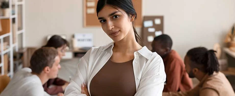 Quem se enquadra como profissional liberal? Na imagem, mulher representa profissionais que podem se enquadrar e contratar o seguro profissional liberal, como médicos, arquitetos e engenheiros