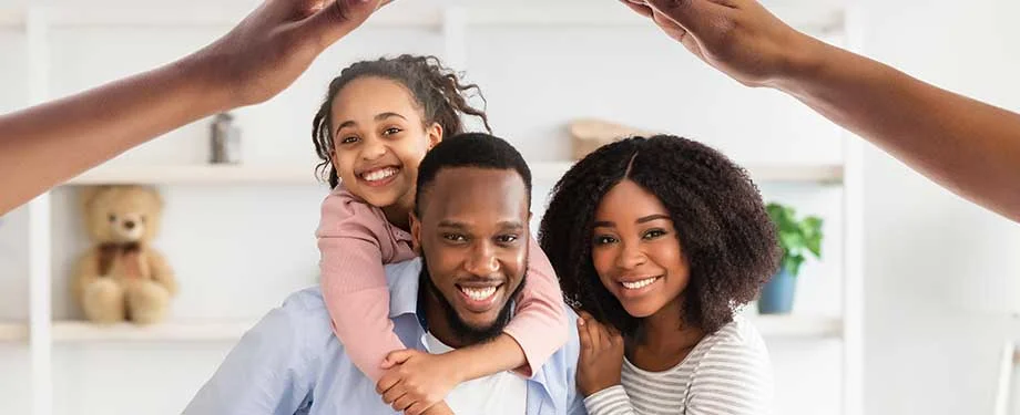 Qual &eacute; o valor de um seguro de vida? Na imagem, fam&iacute;lia sorrindo representa seguran&ccedil;a que a ap&oacute;lice de vida pode trazer por um valor que depende das caracter&iacute;sticas do seguro escolhido 