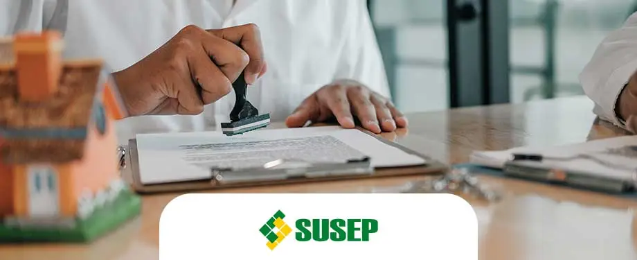 Como posso obter o certificado da SUSEP? Na imagem, pessoa carimbando documento em alusão à certidão da SUSEP, que pode ser emitida de forma digital 