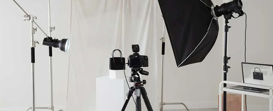O que cobre o seguro de equipamentos? Na imagem, estúdio fotográfico representa o seguro para equipamentos fotográficos, que protege contra perdas e danos