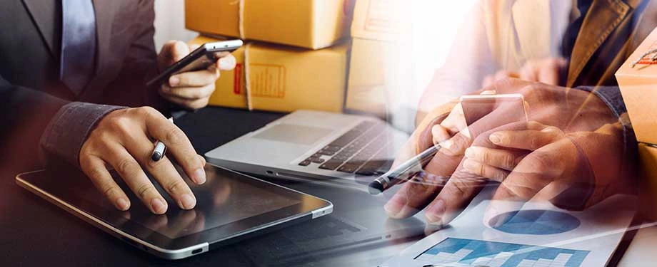 Como saber se um produto tem ex-tarifário? Na imagem, pessoas com dispositivos móveis entendem quem pode solicitar ex-tarifário