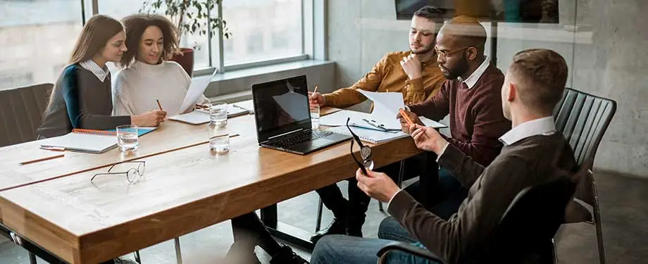 Quem precisa contratar o seguro para escrit&oacute;rio? Na imagem, equipe trabalhando em alus&atilde;o ao seguro para escrit&oacute;rio, que pode ser contratado por empresas que desejem proteger o patrim&ocirc;nio material 