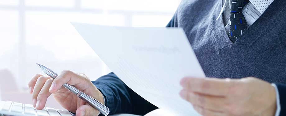 Qual o percentual permitido para reequilíbrio econômico-financeiro? Na imagem, advogado com papelada representando importância do reequilíbrio, que não tem um limite de percentual legal