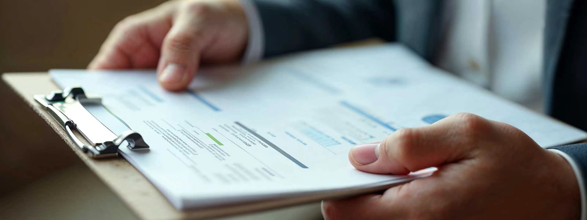 O que &eacute; equil&iacute;brio econ&ocirc;mico financeiro nos contratos administrativos? Na imagem, homem segurando prancheta em alus&atilde;o ao equil&iacute;brio financeiro entre a Administra&ccedil;&atilde;o e a parte contratada