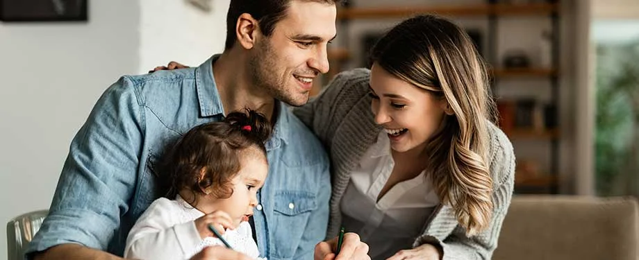 &Eacute; poss&iacute;vel resgatar dinheiro de seguro de vida? Na imagem, fam&iacute;lia sorridente em representa&ccedil;&atilde;o ao seguro de vida global, que pode ser resgatado se a modalidade contratada permitir 