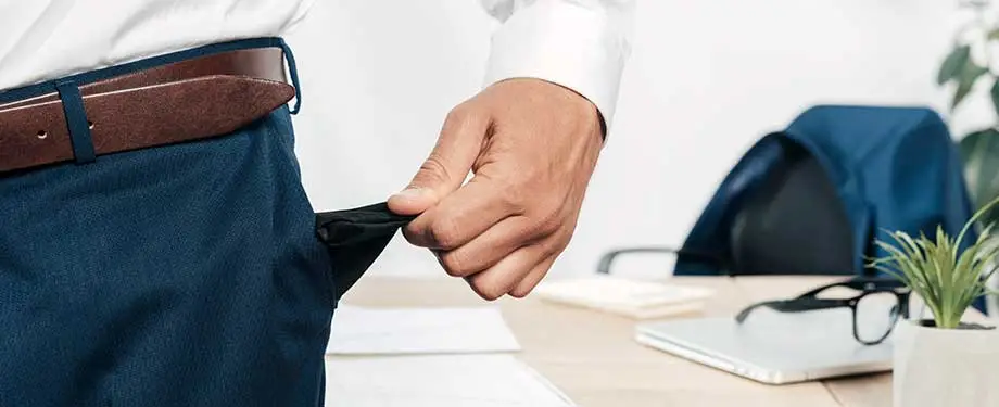 Quantos meses &eacute; necess&aacute;rio para receber seguro desemprego? Na imagem, pessoa com bolso da cal&ccedil;a vazio em alus&atilde;o ao seguro desemprego, que pode ser pago em casos de demiss&atilde;o sem justa causa e tendo recebido sal&aacute;rios h&aacute; pelo menos 12 meses