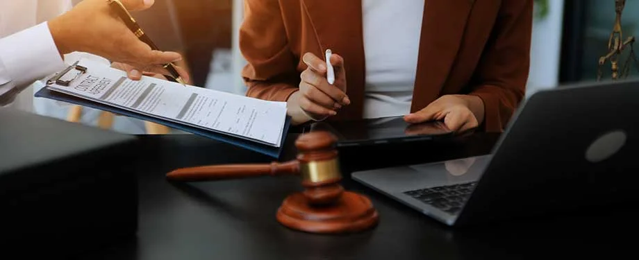 Quanto custa um seguro garantia judicial? Na imagem, pessoa assina contrato de seguro garantia judicial, cujo valor está relacionado ao valor a ser garantido no processo