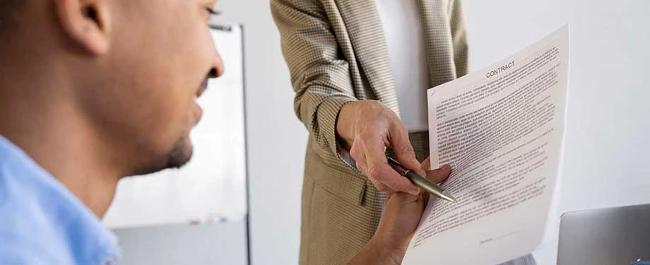 Qual a melhor seguradora para seguro garantia? Na imagem, tomador confere condições gerais de seguro garantia antes de tomar a decisão de contratar