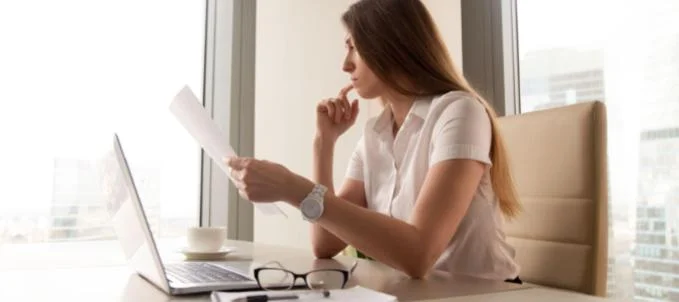 como-escolher-uma-corretora-de-seguros Como escolher uma corretora de seguros? Na imagem, dona de uma empresa entendendo como funciona uma corretora para saber como escolher a melhor.