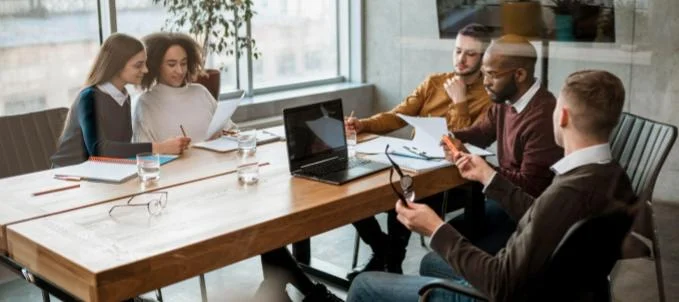 como-funciona-o-seguro-estagiario Como funciona seguro estagiário? Na imagem, líderes de uma empresa entendendo o que é seguro estagiário e o que cobre.