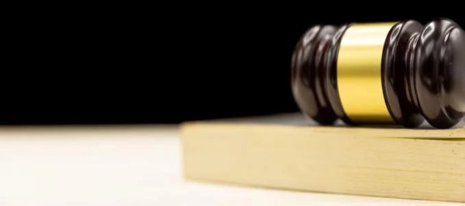 como-funciona-o-seguro-judicial O que é e como funciona seguro judicial? Na imagem, martelo de justiça como representação do seguro judicial.