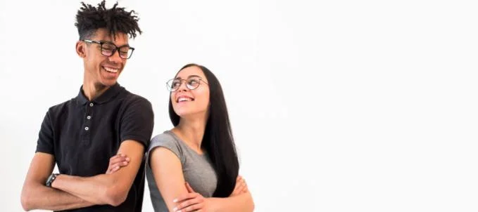 o-que-e-o-seguro-estagiario O que é seguro estagiário? Na imagem, dois estagiários protegidos após a empresa entender como funciona seguro estagiário e contratá-lo com as melhores coberturas.