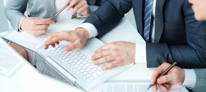 o-que-e-pregao-eletronico O que é pregão eletrônico? Na imagem, advogado e donos de empresa conversam sobre como participar de licitações