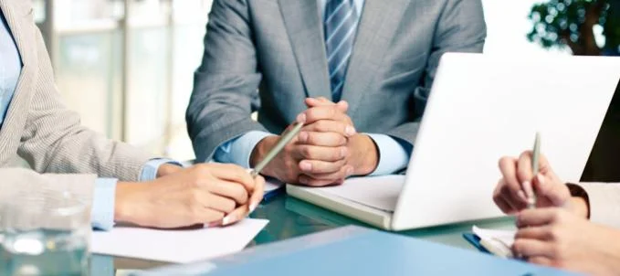 o-que-e-uma-corretora-de-seguros O que é uma corretora de seguros? Na imagem, pessoas interessadas em saber como funciona a corretora de seguros e qual a melhor.