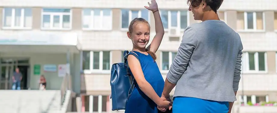 Como contratar seguro RC estabelecimento? Na imagem, estudante chegando a escola evidencia a necessidade do seguro, que pode ser contratado com ajuda de uma corretora de seguros 