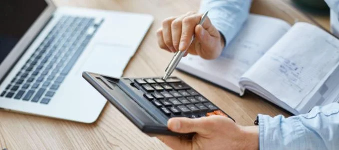 Qual o valor do seguro de carga? Na imagem, representando de uma transportadora calculando o pre&ccedil;o do seguro de carga para contratar as melhores coberturas.