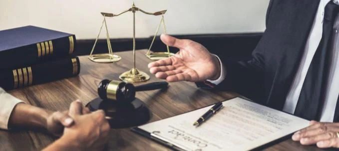 quem-pode-contratar-o-seguro-judicial Quem pode contratar seguro judicial? Na imagem, duas pessoas conversando sobre como funciona o seguro judicial.