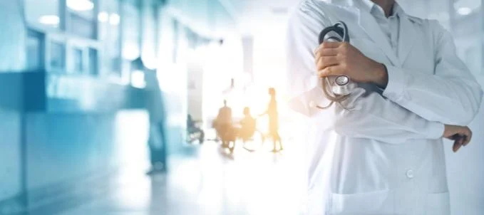 O que é seguro saúde e como funciona? Na imagem, médico e outros profissionais da saúde em um hospital.