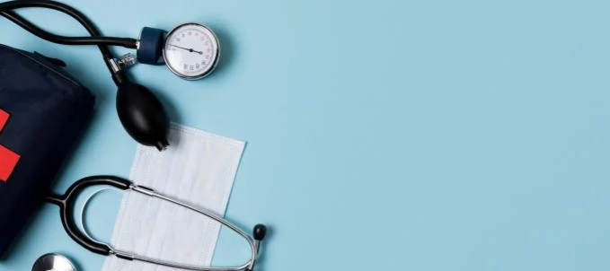 vantagens-de-contratar-seguro-saude O que é seguro saúde e como funciona? Na imagem, aparelhos médicos representando a importância das coberturas do seguro saúde para a vida humana.