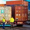 Trabalhadores de transporte e caminhões para ilustrar o seguro de carga ou seguro transporte da corretora de seguros Mutuus