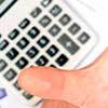 Pessoa pegando uma calculadora - Resgate do depósito recursal trabalhista e seguro garantia depósito recursal, do corretor online Mutuus Seguros